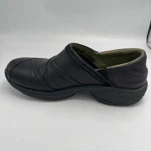 Merrell women black leather slip on shoes size 6M